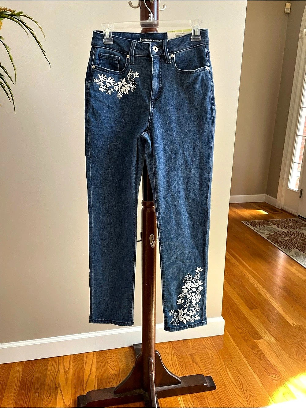 Style&Co Straight Leg Floral Embroidered Jeans Size 4 NWT
